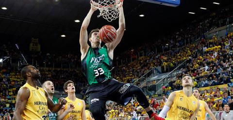 El jugador del FIATC Joventud Alex Suárez machaca el aro durante el partido de cuartos de final de la Copa del Rey de baloncesto ante el Herbalife Gran Canaria. /Elvira Urquijo A. (EFE)