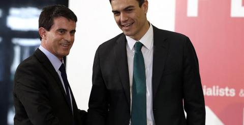 El secretario general del PSOE, Pedro Sánchez (d), saluda al primer ministro francés, Manuel Valls (i), a su llegada a la cumbre que celebran hoy unos cuarenta líderes socialdemócratas en Madrid. ANGEL DÍAZ / EFE