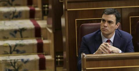 El líder del PSOE, Pedro Sánchez, escucha atentamente desde su escaño la intervención de Rajoy en el Debate sobre el Estado de la Nación. EFE/Zipi