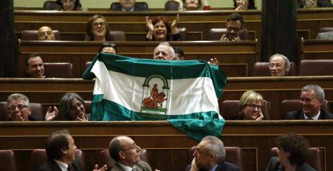 El diputado socialista Manuel Pezzi muestra una bandera de Andalucía en el Debate sobre el Estado de la Nación. EFE