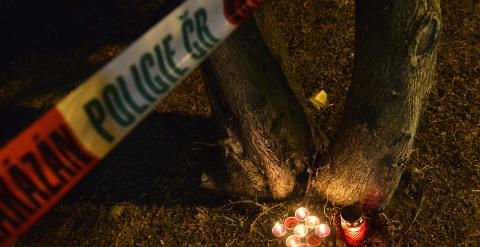 Velas en memoria de los fallecidos cerca del lugar en el que un tiroteo se ha llevado la vida de ocho personas en una localidad del este de la República Checa. Reuters