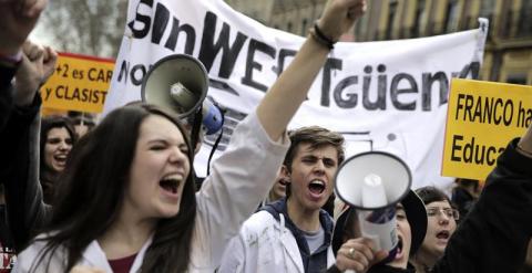 Cientos de estudiantes durante la manifestación que han iniciado poco antes de las 12:30 horas en Madrid bajo el lema 'Abajo el decreto 3. Hijo del obrero a la universidad' para mostrar su rechazo a los grados de tres años y a la política educativa del Go