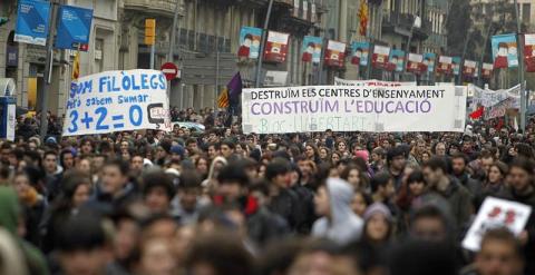 Unos 2.000 estudiantes universitarios y de Secundaria se han manifestado este mediodía por el centro de Barcelona en protesta por la nueva normativa que reduce la duración de los grados a tres años, pero impone uno o dos de máster en determinadas carrera
