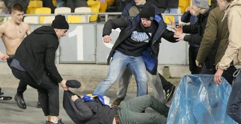 Hinchas del Dinamo de Kiev golpean a otro anoche. /EFE
