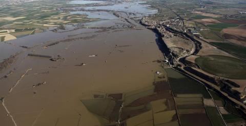 Fotografía facilitada por el Gobierno de Aragón en la que se aprecia la crecida del río Ebro a su paso por la localidad de Gallur, en Zaragoza. El Ayuntamiento de Zaragoza ha activado la alerta naranja, el nivel más alto de movilización, para proteger a l