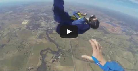 Sufre una crisis epiléptica mientras hace paracaidismo a 9.000 pies de altura - Vídeo