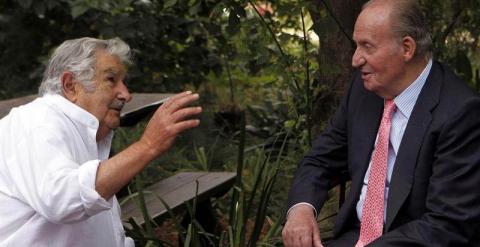 El rey Juan Carlos conversa con el expresidente de Uruguay, José Mujica, durante la visita que el monarca ha realizado a la chacra (granja) en la que reside el exmandatario en las afueras de Montevideo. / HUGO ORTUÑO (EFE)