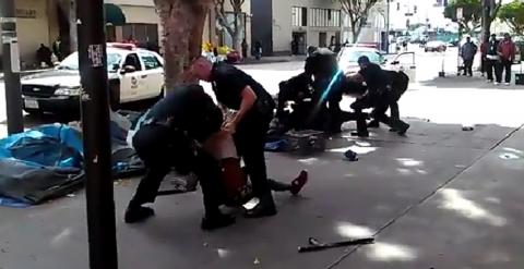 La Policía de Los Ángeles mata a tiros a un hombre en la calle.