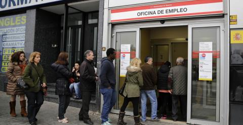 Cola delante de una oficina del Servicio Público de Empleo en Madrid. REUTERS/Andrea Comas