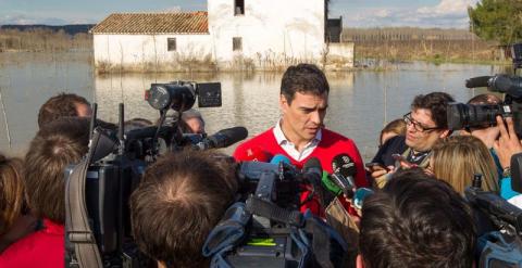 El secretario general del PSOE, Pedro Sánchez, atiende a los medios durante la visita a una de las zonas anegadas por las aguas del Ebro en Alfaro (La Rioja), donde el cauce del río ha saltado una de las defensas construidas en el cauce y ha inundado una