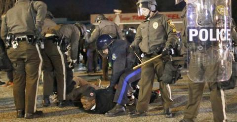 La Policía detiene a un hombre durante las protestas en Ferguson. - EFE