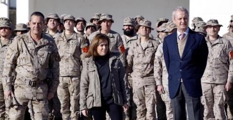 Soraya Sáenz de Santamaría y Pedro Monerés, durante una visita a la misión española en Afganistán. EFE