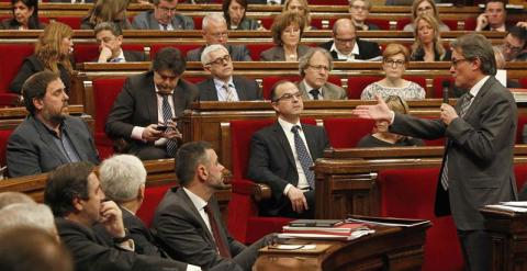 El presidente de la Generalitat, Artur Mas, se dirige al líder de ERC, Oriol Junqueras, durante la sesión de control en el Parlamento catalán. EFE