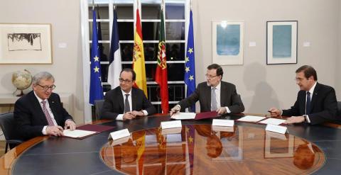 El presidente del Gobierno, Mariano Rajoy (2d), junto al presidente francés, François Hollande (2i); el primer ministro portugués, Pedro Passos Coelho (d); y el presidente de la Comisión Europea, Jean Claude Juncker (i), durante la firma de un acuerdo en