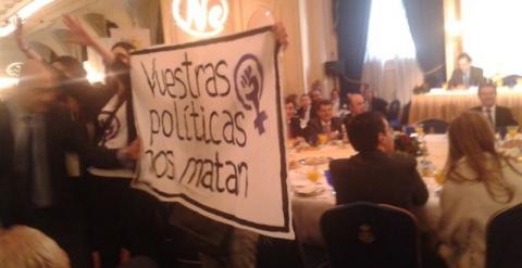 Un pequeño grupo de feministas han interrumpido un acto del ministro de Sanidad e Igualdad, Alfonso Alonso, al grito de 'Vuestras políticas nos matan'. EUROPA PRESS