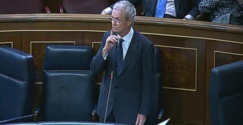 El ministro de Defensa, Pedro Morenés, hace el gesto de silencio durante su debate con la diputada de UPyD Irene Lozano sobre el caso de Zaida Cantera.