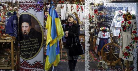 Una mujer sale de una tienda de regalos y ropa tradicional ucraniana en el centro de Kiev, Ucrania,  La UE acordó hoy formalmente ampliar seis meses, hasta el próximo 15 de septiembre, las sanciones comunitarias a 150 dirigentes rusos y líderes separatist