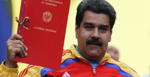El presidente de Venezuela, Nicolás Maduro, sostiene el documento con la 'ley habilitante antiimperialista', que le otorga poderes especiales. REUTERS