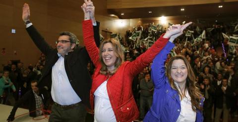 La candidata del PSOE a la Presidencia de la Junta, Susana Díaz (c), junto a la secretaria general del PSOE de Sevilla, Verónica Pérez, y el candidato socialista en el municipio, Antonio Gutiérrez, durante un acto celebrado en Alcalá de Guadaíra. EFE