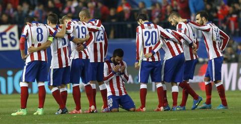 Los jugadores del Atlético durante la tanda de penaltis, con Arda de espaldas y de rodillas. - EFE