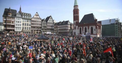 Manifestantes concentrados en la plaza Römer del centro histórico de Fráncfort para protestar contra la inauguración de la nueva sede del BCE. EFE/Fredrik Von Erichsen