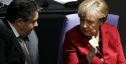 La canciller alemana Angela Merkel conversa con el ministro de Economía, Sigmar Gabriel, durante el debate de este jueves en el Bundestag. REUTERS/Fabrizio Bensch