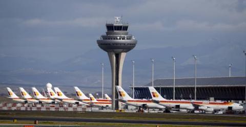 Vista del aeropuerto Madrid-Adolfo Suárez Barajas, y su torre de control. REUTERS