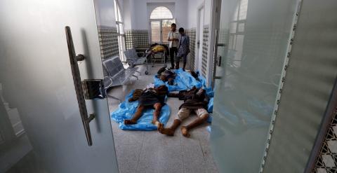 Dos yemenís permanece junto a varias de las víctimas de los ataques con explosivos contra dos mezquitas chiíes en el norte y el centro de Saná, recibe atención médica en un hospital de la capital de Yemen. EFE/YAHYA ARHAB