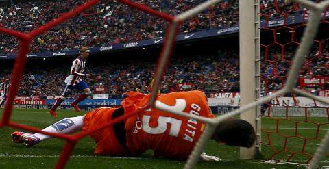 El delantero del Atletico de Madrid Fernando Torres celebra su gol contra el Getafe. REUTERS/Sergio Perez