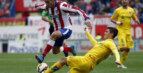 El delantero del Atletico de Madrid Raul Jimenez esquiva al jugador del Getafe  Emiliano Velazquez. REUTERS/Sergio Perez