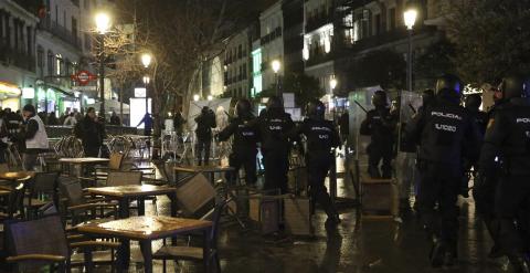 Antidisturbios cargan contra manifestantes después de la manifestación de las Marchas de la Dignidad./ EFE