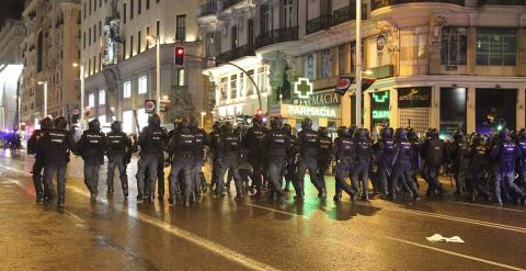 Las cargas policiales se han producido en la calle de Gran Vía y la calle de Montera en Madrid contra manifestantes después de la concentración en la Plaza de Colón de las Marchas de la Dignidad./ EFE