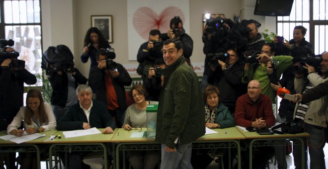 El candidato del PP Juan Manuel Moreno Bonilla, mira hacia los periodistas, mientras vota en su colegio electoral de Málaga. REUTERS/Jon Nazca