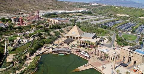 Vista de las instalaciones del parque de atracciones Terra Mítica. EFE