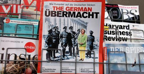 La portada de la revista alemana 'Der Spiegel', con la imagen de la canciller Angela Merkel rodeada de jerarcas nazis, en un quiosco en Atrenas. EFE