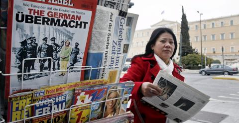 La revista 'Der Spiegel', con la imagen de Merkel rodeada de jerarcas nazis en la portada, enun quiosco en la ateniense Plaza Syntagma, donde tiene su sede el Parlamento griego. REUTERS/Alkis Konstantinidis