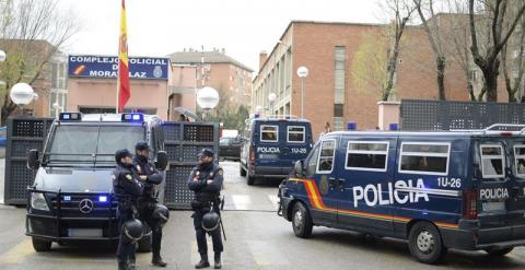 Dispositivo de seguridad a la entrada de las dependencias de la comisaría de Moratalaz, en Madrid, donde se encuentran las 14 personas mayores de edad detenidas. EFE/Víctor Lerena