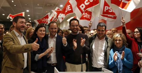 El secretario federal de Organización del PSOE, César Luena, en la sede del partido para festejar la victoria de Susana Díaz en las elecciones en Andalucía. EFE/Paco Campos