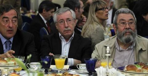 Juan Rosell, presidente de CEOE, junto a Ignacio Fernández Toxo y Cándido Méndez, secretarios generales de CCOO y UGT.