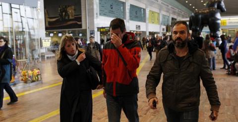 Familiares de los pasajeros del avión Airbus A 320 estrellado en los Alpes llegan al aeropuerto de El Prat. /EFE