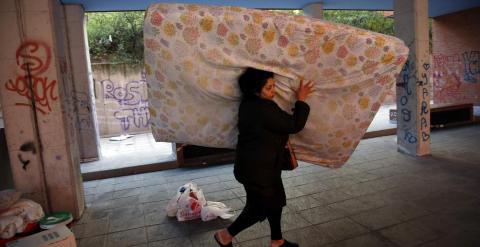 Una mujer traslada sus pertenencias después de que su familia haya sido desahuciada de su vivienda en Madrid. REUTERS