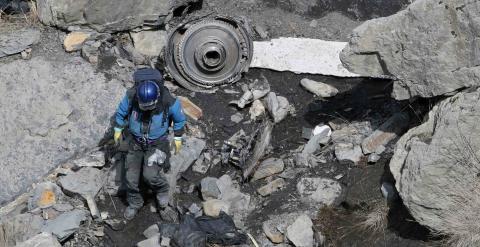 Un trabajador de los equipos de rescate en la zona del siniestro./ REUTERS-Gonzalo Fuentes