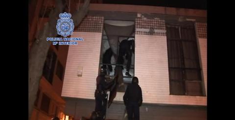 Momento de la operación policial desarrollada contra CSOA.- POLICÍA NACIONAL