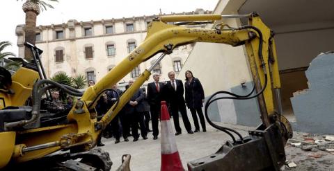 El alcalde de Barcelona, Xavier Trías (2d) y el conseller de Justicia de la Generalitat, Germà Gordò (3d), entre otros, durante el inicio del derribo de la histórica cárcel Modelo.- EFE