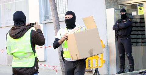 Agentes de la Guardia Civil portan material incautado en el domicilio en el que un matrimonio y sus dos hijos gemelos de 16 años han sido detenidos en Badalona por su presunta relación con una red de envío de yihadistas a Siria. EFE/Toni Garriga
