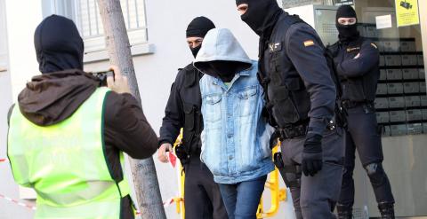 Agentes de la Guardia Civil escoltan a uno de los dos hermanos gemelos, que junto a sus padres, han sido detenidos en Badalona por su presunta relación con una red de captación de yihadistas. EFE/Toni Garriga