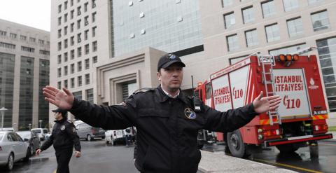 Personal de seguridad prohíbe el paso a la prensa después de que un grupo de desconocidos penetraran en el edificio del Palacio de Justicia Caglayan y tomaran como rehen a un fiscal, en Estambul. EFE/Sedat Suna