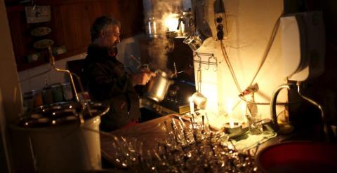El dueño de una tetería trabaja a la luz de las velas durante un apagón masivo hoy, martes 31 de marzo de 2015, en Estambul (Turquía). Turquía ha quedado hoy paralizada por un apagón masivo de causas desconocidas, que ha dejado completamente sin electrici