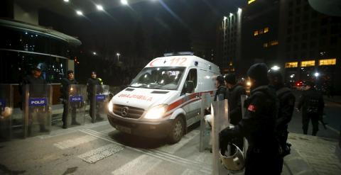 Una ambulancia abandona el Palacio de Justicia de Estambul, tras la operación policial para liberar al fiscal tomado como rehén por miembros del DHKP-C. REUTERS/Osman Orsal