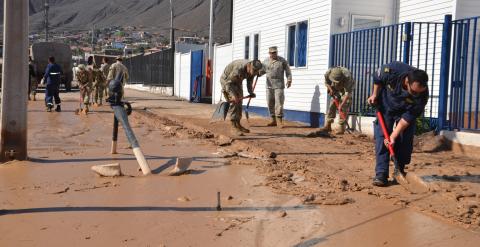 Las Fuerzas Armadas comienzan a distribuir este miércoles la ayuda humanitaria, tal como lo había anunciado la presidenta Michelle Bachelet./ EFE